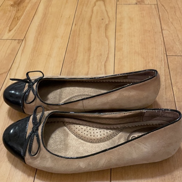 Tan and black cap toe ballet flats - Picture 2 of 5
